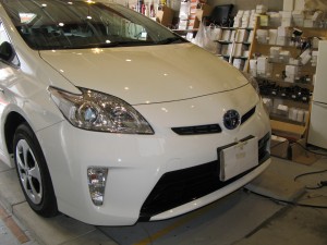 30系プリウスのHIDヘッドライト施工