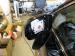 クラウンのウェルカムランプ電球をLEDに交換 まずミラーのレンズを外します。爪はミラーの下側に2箇所ありますので、マイナスドライバーを突っ込んで爪を広げながらミラーを手前に引っ張ります。結構力が必要です。