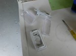 エスティマのデュアルカラーウィンカー施工 透明のプラスチックとベースの間にカッターを入れ分離していきます。最後にマイナスドライバーでこじって「パキッ」と剥がします。あとはプレートを取り付けて蓋をして完了です。最後に160度ホットボンドで封入して終了です。