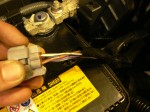 アルファードの55Wヘッドライトコンバートと各種テープLED施工 55W化に伴い、純正のバラストへの電源をカットします。この配線を戻せば、元のシステムに戻すこともできます。部品はすべてそのままで保管します。
