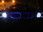 BMW E87 1シリーズのグリル照明取付 左がアルミテープ有り、右が無しです。一目瞭然ですね。