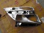 E52エルグランドのブラックアウトプロジェクターとウィンカーLED化 まずヘッドユニットを殻割りして中のメッキパネルを取り外します。これから塗装屋さんに1日預けます。当店では塗装工程はプロの塗装屋さんに任せています。やっぱり餅は餅屋です。