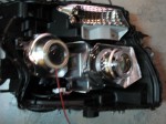E52エルグランドのブラックアウトプロジェクターとウィンカーLED化 塗装をお願いしている間にプロジェクターのインストールとリングの取り付けを行います。ハイ側にプロジェクターを取り付けるのですが、プロジェクターのサイズが大きいので加工が必要です。純正側のリフレクターは手を入れずにプロジェクター側のみ加工します。