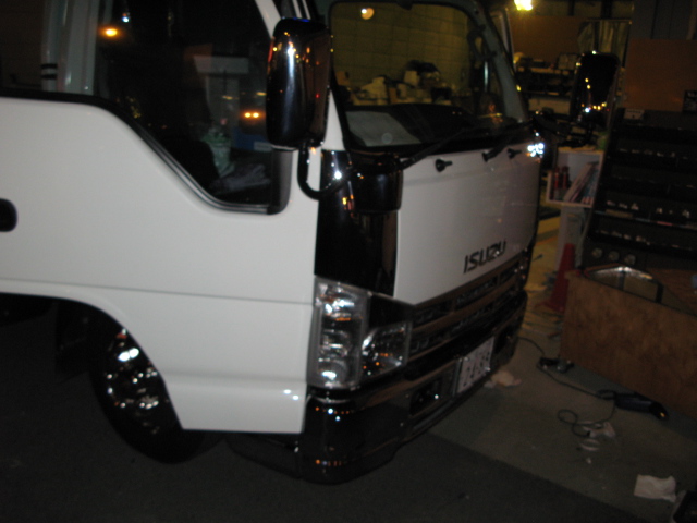 isuzu エルフのポジション交換とフットイルミ追加 - トレードゲート