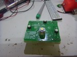 20系後期型アルファードのパネル周りのLED打ち替え ちょっと裏技紹介!スライドドアとリアゲートスイッチの照明はT4.2の電球が使われているのですが、ここを通常のLEDに交換すると明るさにムラが出ます。なぜならLEDの光は直線的で、電球の拡散性には劣るからです。そこで当社商品のT10 5SMDのソケットを外して直接埋め込みます。この商品は電球に近い配光特性があります。