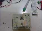 20系後期型アルファードのパネル周りのLED打ち替え 裏側に直接半田で接続します。こちらの商品は無極性タイプなので、極性は考えずにOKです。こうすることでムラのないきれいな仕上がりになります。