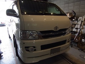 ハイエースのHIDヘッドライトとHIDフォグ施工