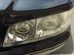  助手席側ヘッドライトレンズが黄ばんでいます。統計を取ったわけではありませんが、なぜか助手席側のレンズが黄ばみが早いようです。 