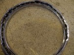 シボレーソニックのイカリング施工とフットイルミ追加 めっきカバーの内側に干渉しないようにテープLEDを取り付けます。このめっきカバーを外すためにはバンパー脱着が必要なので、かなり大変です。バンパーを外すだけで約20本のビスで止まっています。