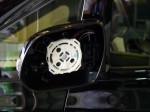 20後期型アルファードのイカリング施工 マイナスドライバーを下から突っ込んでミラーを外します。