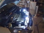 グランディスの純正HIDヘッドライトの修理・交換 既存のシステムのカプラーを外し、外付けのHIDシステムに繋ぎ変えます。システム機器は取り外さずに、D2用ソケットをケース内に引き込んでバーナに接続します。HIDキット以外に必要な部品は約2,000円程度で揃います。トヨタ系D4ヘッドやプロジェクターで明るさに不満のある方にはお勧めです。純正への復帰も簡単です。