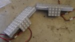バモスのイカリング施工 ウィンカーに入れるLEDは室内用のLEDプレートを組み合わせて板状に仕上げます。この方法はカットレンズの車のみにお勧めします。クリアレンズで内部がはっきりとわかる場合、若干の手作り感が残るため、その部分が気になってしまう可能性があるからです。