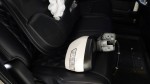 ステップワゴンのウェルカムライトとカーテシー・ステップLED施工 外したユニットを分解してウェルカムライト用の配線を引き込みます。