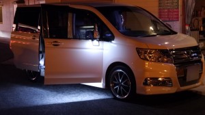 ステップワゴンのウェルカムライトとカーテシー・ステップLED施工