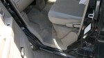  運転席側・助手席側両方のステップカバー、キックパネルを外します。配線を隠すだけなのですべて外さなくてもOKです。隙間が出来たらそこに配線を入れていきます。 