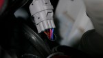 アルファード20系のヘッドライト55W化とエンブレムLED あとはヘッドユニットに刺さっているコネクターを外して電源を分岐します。今回アルファードはHIDバラスト以外の電線も1個のコネクターに入っていたので、コネクター抜きではなく配線自体をカットします。写真の手前側の黒/赤線がロービーム+線、黒/白線がロービーム-線となっているので、+側の電線をカットしてバラストに繋がるコネクターに接続します。マイナス側はカットせずに割り込ませる形で配線します。バンパーを外して作業すれば簡単に出来ますが、そうでない場合はちょっと作業スペースが狭いです。