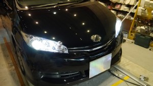 WISH後期型のヘッドライトHID施工とポジ・ナン・ルームLED