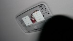 WISH後期型のヘッドライトHID施工とポジ・ナン・ルームLED センター球です。こちらはカバーとのスペースがあまりないので、フラットな面に貼り付けます。通常1枚もののLEDパネルだと真ん中に貼り付けるのですが、それだと電源のコネクターが邪魔になって綺麗に貼り付けることができません。無理やり付けると後々両面テープが剥がれ落ちる原因となります。2枚のLEDを連結することでソケット部を逃がすことができます。