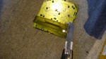 パレットのエアコンパネル液晶反転作業 液晶とフィルムの間にカッターを入れて剥がしていきます。このとき力加減を誤るとガラスが割れてしまいます。かなり微妙なのでDIYはお勧めしません。