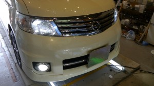 C25セレナのHIDフォグランプ施工