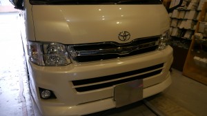 ハイエースワゴンのエアコンパネルLED打ち替えとヘッドバルブ交換とLEDフォグ施工