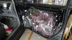 当然のことながらドアにELチューブを施工するためドアの内張りを外します。電源も4枚ドアすべてに引き込みます。この作業が一番大変ですね。 