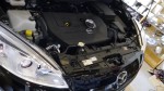  まずはバンパーを外します。最近の車はピンで固定しているため、外すのは意外に簡単です。 