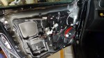  ドアの内張りを外してミラーも外します。電源はフットイルミから分岐しました。既存のダクトはコネクタータイプで空きがないため、予備穴を使って引き込みます。 