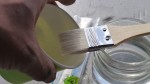 新サービス「フロッキーコーティング」(植毛塗装)の実践練習 接着剤を「専用薄め液」で溶いて、塗りやすい状態にします。このとき薄めすぎると接着力が著しく低下するため、適度な状態を見極めながら溶きます。また、接着剤はすぐに硬化が始まるため、素早く作業することが重要です。