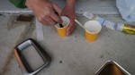  接着剤を専用の薄め液で溶いていきます。接着剤はすぐに硬化が始まるため、塗り始めたら素早く施工することが重要です。 