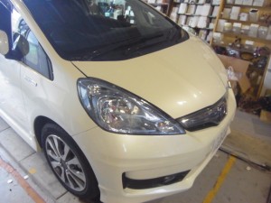 フィットRSのフォグランプHID施工