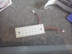 プリウスαの室内灯LED交換とリアウォッシャ液噴出口交換 当社パネルLED36発はトヨタ系のカーテシーランプに最適です。
