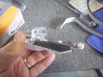 プリウスαの室内灯LED交換とリアウォッシャ液噴出口交換 ケースの隙間から差し込み、スポンジ部分をマイナスドライバーで押し込んで固定します。