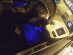  お客様に教えていただいたのですが、プリウスαには標準でフットランプイルミ配線とコントローラが搭載されているため、電球を接続するだけでフットランプイルミオプションを追加できます。純正置き換えタイプの電球（新商品1000円）を使用すればポン付け可能です。 
