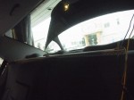 W211 Mercedes AMGのハイマウントブレーキランプ施工 配線固定用のコードステッカーで固定します。見た目はわかりづらいですが、しっかり固定できます。