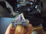 N-BOXのフットイルミと室内灯LEDとシフトゲートイルミ施工 エアコンパネルのコネクターからポジション電源を取ります。アースもここから取れます。