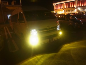 ハイエースのHIDヘッドライト・フォグ・走行中ナビ改造・ハンドル交換
