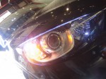 新型CX-5のアイライン施工と各種バルブLED化 アイラインは目の下にするのが一般的ですが、お客様のご希望で人と違うことがしたいとのことでしたので、間接照明的に目の上に施工してみました。夜の写真は取れませんでしたがかなり良い感じに光っているそうです。