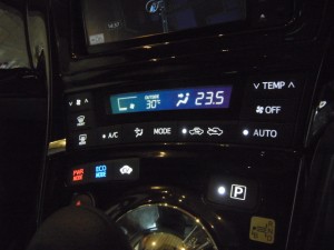 プリウスのエアコンパネル打ち替えと液晶反転作業