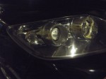 CX-7のヘッドライトイカリング施工とウィンカー加工 ヘッドライト側面の反射板を撤去して、その部分をウィンカーに変更しました。おそらく欧州仕様ではこの部分がウィンカーなのか、リフレクターも内部に入っていました。穴を開けてソケットを追加し、バルブを装着しています。