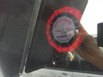  当システムの大きな特徴で、ノックシステムのセンサーをリアガラスに設置しました。（別途費用）4桁の暗証番号を入力することでアンロック・エンジンスタートが可能です。 