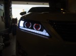 カムリのヘッドライトユニット交換とテールユニット交換 アクリルの透過率が高すぎて後方のLEDが見えてしまっていますが、デザイン的にはいい感じです。LED点灯しないほうがかっこいいかもしれません。デビルアイはヘッドライト点灯時は消灯します。