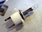 HR-VのヘッドライトHIDコンバートと室内灯LED このぐらいの年式のヘッドライトユニットはアダプターが必要な場合が多いです。当店では飛び込みで作業することも多いので、常にアダプター関係は在庫しています。