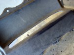 エブリィのフロッキーコーティング ドアの内張りを外して分解します。融着しているのでニッパーでカットして分離します。完成後は半田ごて等を使って再度融着します。張っているクロスはヒートガンで暖めながら剥離していきます。