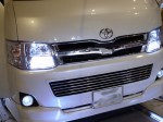 ハイエースの持ち込み作業とフォグのLEDバルブ交換 ハイエースは新型からフォグランプがPSXという非常に非力なハロゲンに変更されました。フォグユニット自体も他のH16バルブを採用しているプリウスやアクアに比べ非常に小ぶりなので、HIDへのコンバートは行わないでください。今回はお客様にて50Wタイプに交換済みでしたが3ヶ月もたなかったそうです。当店の爆光タイプに交換しましたが、寿命を重視するとのことで減光させました。