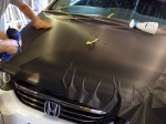 デモカー製作!!しかも2台!! 当店にてパネル打ち替え作業を行っている間に、お客様でダイノックシートを施工されました。少し手伝わせてもらいましたが、かなり簡単に張りしわ取りできました。あまり引っ張りすぎるとカーボンの模様がゆがんでしまうそうですが、今回はかなり綺麗に貼れていました。コツはいかに熱を加える前にしわを取れるかが重要だそうです。