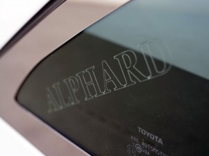 アルファードの三角窓アクリルプレートの施工