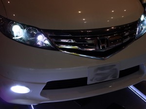 エリシオンのHIDフォグランプ施工