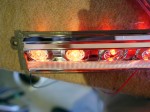  ちなみにテール加工で重要なのは視認性だと思っているので、LEDだけの加工だと横方向の視認性が著しくダウンしてしまいます。エスティマテールはまだリフレクター加工されているのでこのままでもよいと思いますが、さらに視認性を上げるためにダイヤモンドカットのアクリル板を加工して横方向の視認性をアップしました。写真を見ると一目瞭然です。ちなみに一番左が当社オリジナルカット、真ん中がLEDの前にアクリル板を設置した場合、右がアクリル無しです。 