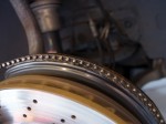 Mercedes AMG E-classのホイールイルミメンテナンス ベンツをはじめ多くの欧州車はブレーキダストが非常に多いので、ホイールやその周辺がすぐに真っ黒になります。この車両もオーナー様が1週間に1度は洗車を行っているのですが、LEDは残念なことに汚れが目立っていました。今回はホイールを外し、パーツクリーナーとマイクロファイバーで念入りに洗浄しました。